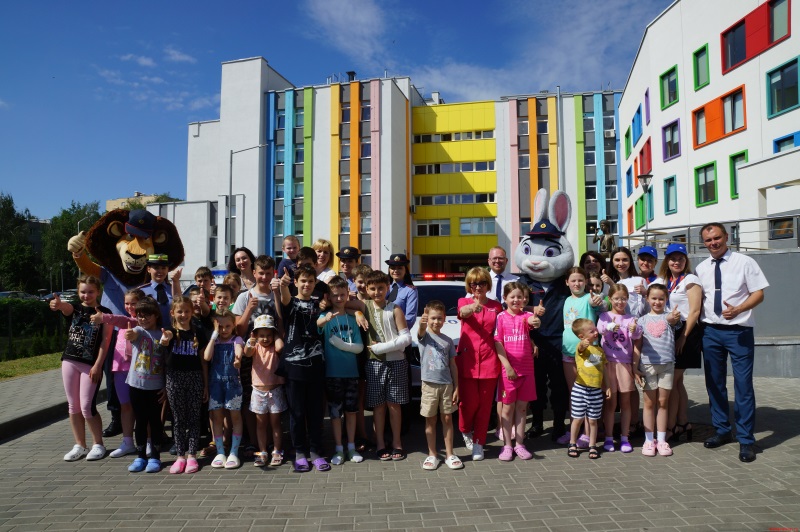 В Бресте «Зайка» и «Лев» посетили ребят в детской областной больнице