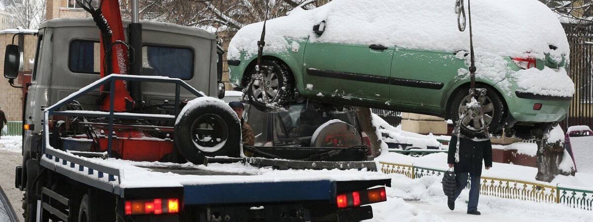 ГАИ предупредили белорусов, что могут переставлять авто эвакуатором, даже правильно припаркованные. Где и когда?