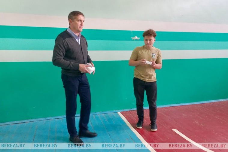 Школьники в Березе начали изучать управление дронами