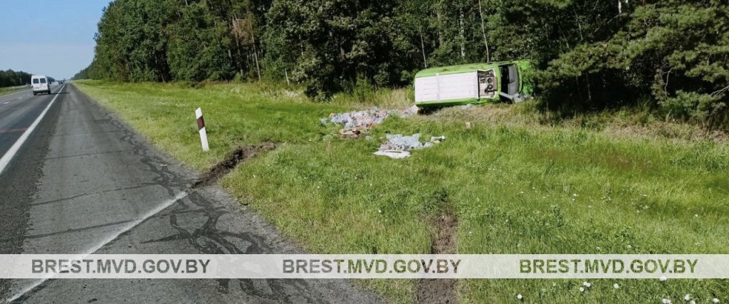 ДТП в Брестской области: лопнуло колесо, машина улетела в кювет и опрокинулась