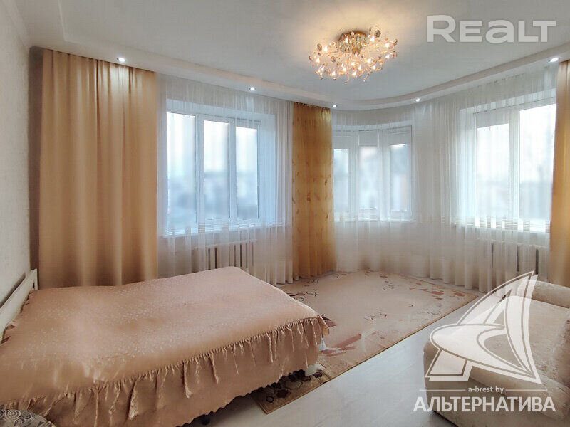 Этот дом в центре Бреста — межвоенный польский функционализм. Там продают интересную квартиру