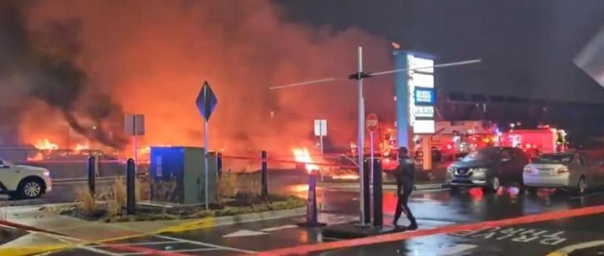 Самолет врезался в жилые дома в Филадельфии