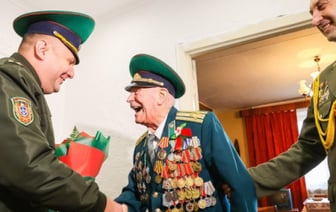 Брестские пограничники с оркестром поздравили ветерана с 98-летием