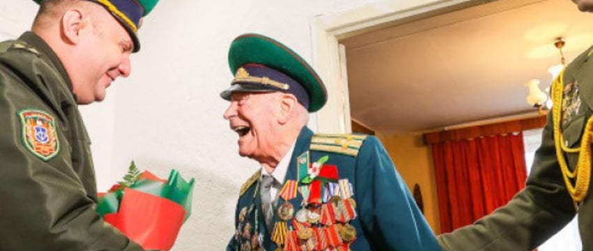 Брестские пограничники с оркестром поздравили ветерана с 98-летием