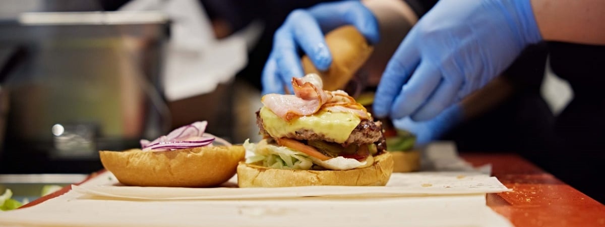 Премиальная российская сеть бургерных пришла в Беларусь. Где начнут продавать котлеты из мраморной говядины? — Видео