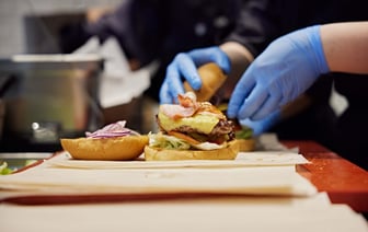 Премиальная российская сеть бургерных пришла в Беларусь. Где начнут продавать котлеты из мраморной говядины? — Видео