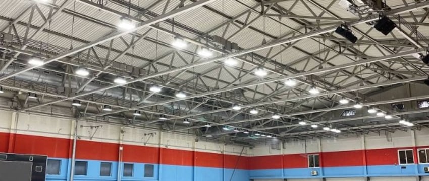 70 новых светодиодных прожекторов установлено на арене в Ледовом Бреста