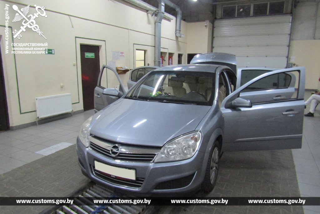 Женщина спрятала 40 айфонов. Случай на границе в Бресте