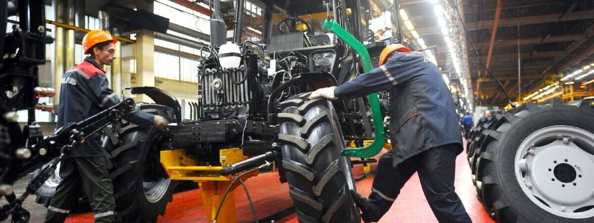 Зарплата — до 3000 рублей. МТЗ позвал на работу более 2000 белорусов. Кем можно устроиться без «вышки»?