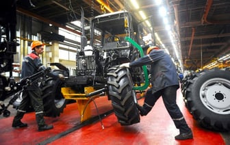 Зарплата — до 3000 рублей. МТЗ позвал на работу более 2000 белорусов. Кем можно устроиться без «вышки»?