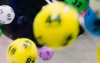 В Беларуси многодетная мать тратила детские пособия в онлайн-лотерее. Ее азарт уняли через суд