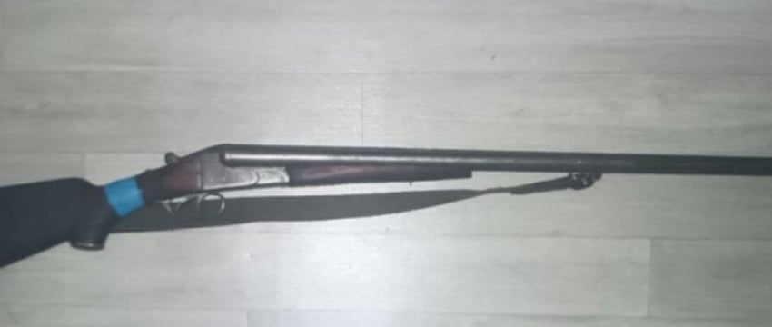 Житель Лунинца нашёл ружьё в лесу и принёс его домой