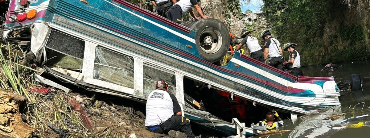 В Гватемале пассажирский автобус рухнул с моста — погибло более 50 человек — Фото