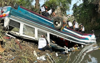 В Гватемале пассажирский автобус рухнул с моста — погибло более 50 человек — Фото