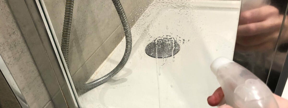 Распылите этот домашний раствор на стекла. Нашли лучший способ избавиться от налета в душе — Полезно