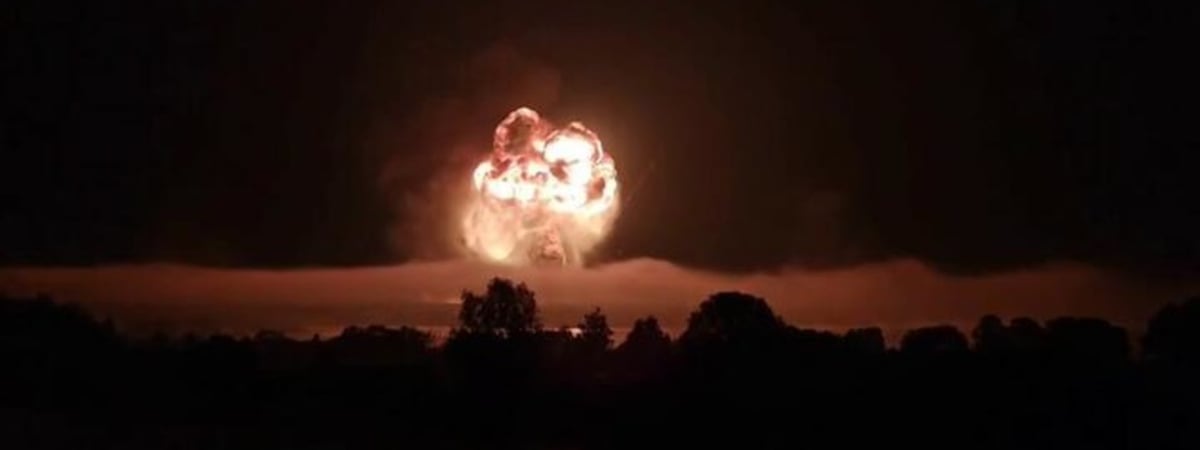 «Бегите, глупцы». Химик рассказал, чем опасно горение складов боеприпасов