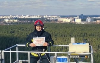 Сотрудники МЧС экстремально поздравили женщин с 8 марта