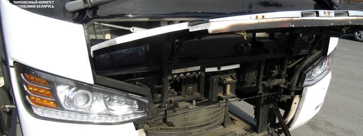 Водитель туристического автобуса спрятал под капотом контрабанду — что было дальше