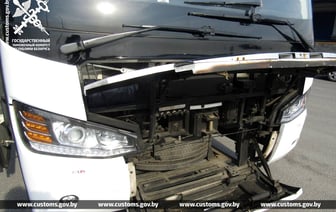 Водитель туристического автобуса спрятал под капотом контрабанду — что было дальше