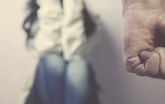 В Брестской области мужчина избил свою жену во дворе дома на глазах у прохожих