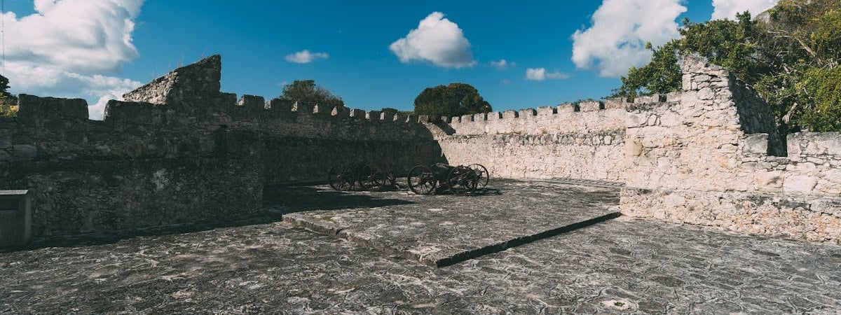 В аннексированном Севастополе в море упал военный самолет