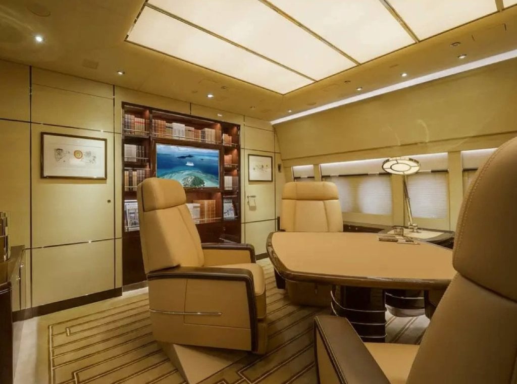 Как выглядит изнутри крупнейший личный самолет в мире