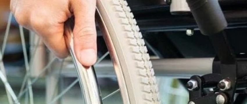 В Беларуси мужчина в гриме и на коляске просил деньги. Его узнал одноклассник