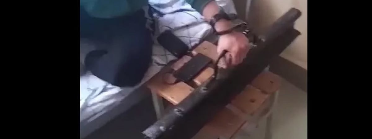 Российского мобилизованного, который отказался ехать на войну, приковали наручниками к куску рельса