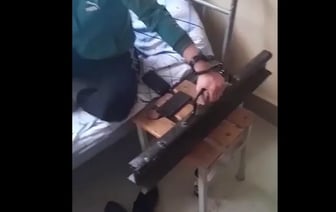 Российского мобилизованного, который отказался ехать на войну, приковали наручниками к куску рельса