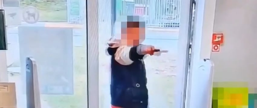 Мужчина угрожал пистолетом на заправке в Дзержинском районе