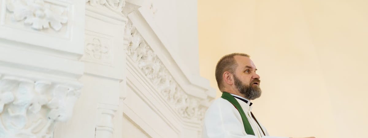 Новый глава МВД Франции пообещал более жесткие меры по миграции