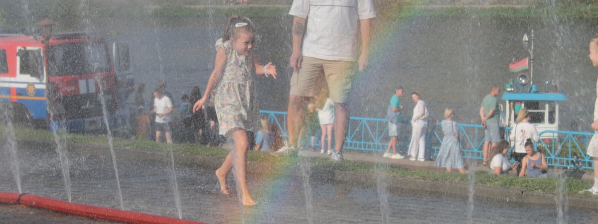 Тушили корабль и устроили водную феерию — на берегу Немана выступали спасатели МЧС