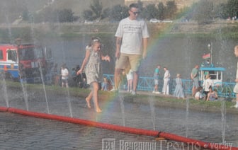 Тушили корабль и устроили водную феерию — на берегу Немана выступали спасатели МЧС