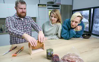 «Под вино с помидоркой и дыней» – Белорусы оценили хамон, прошутто, тушенку из лося и колбасу с углем Made in Belarus