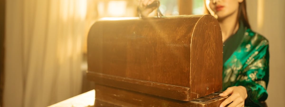 Белорусский рубль укрепляется к доллару на открытии торгов на БВФБ