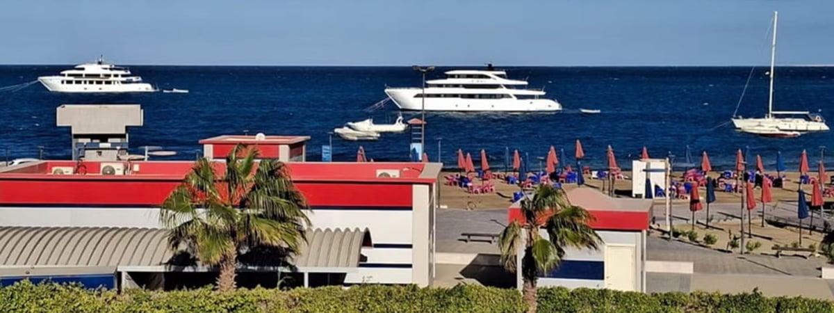 У Чырвоным моры затануў прагулачны карабель з турыстамі на борце