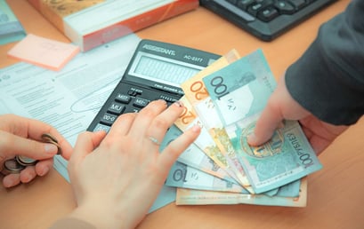 В Минтруда рассказали, кто из белорусов будет обязан отчислять государству 29% от своих доходов