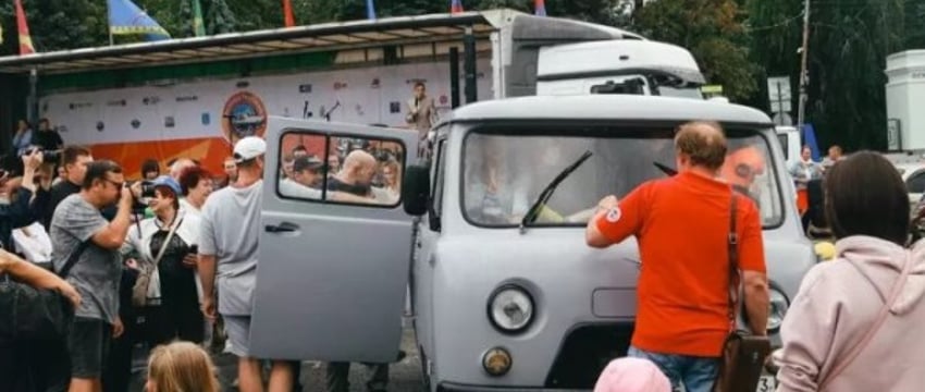 В «буханке» смогли поместиться 48 человек – это рекорд