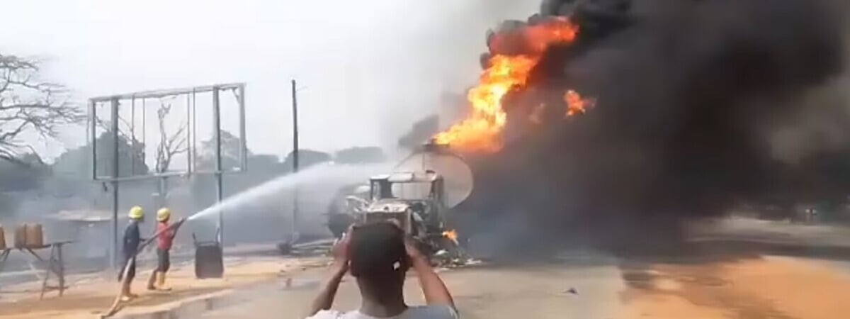 Более 86 человек погибли при взрыве бензовоза в Нигерии — Видео