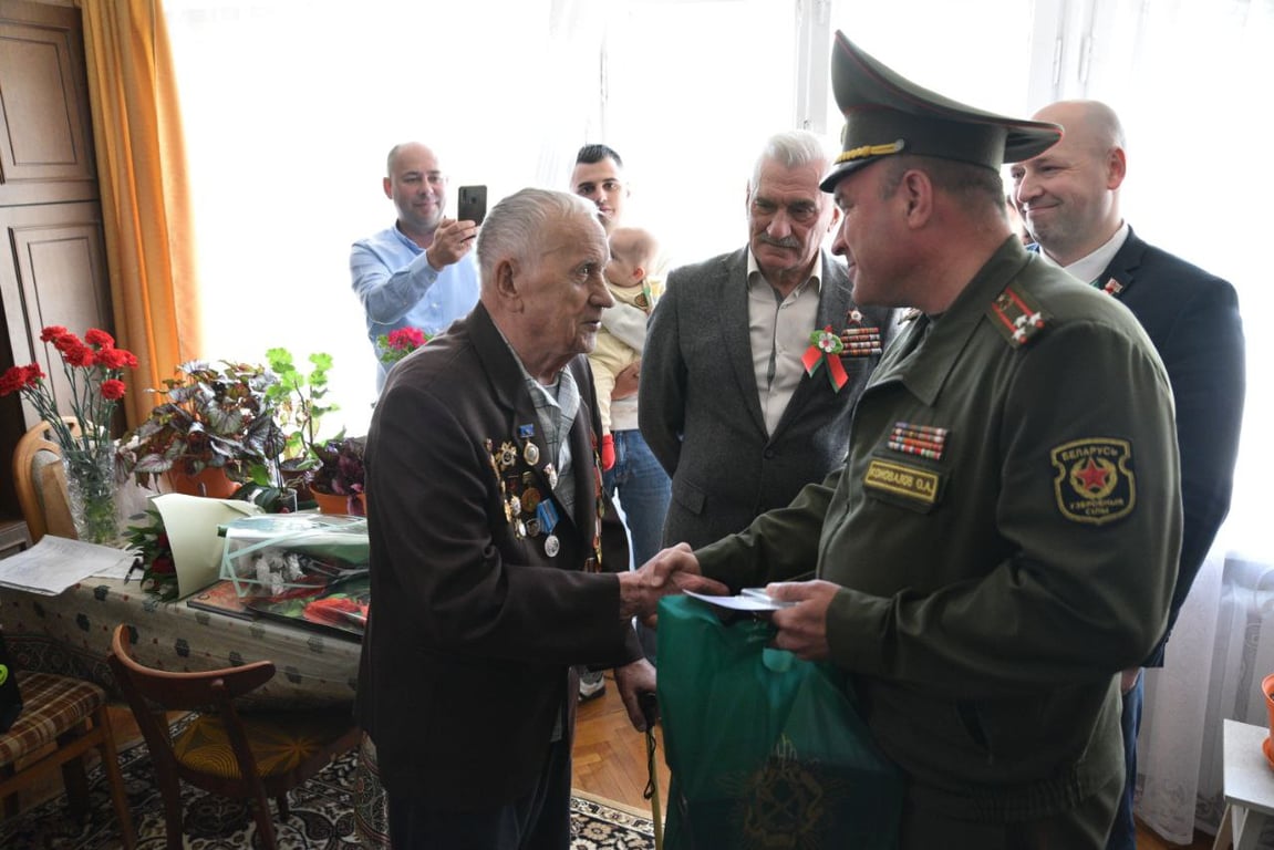«Приятно такое внимание и уважение». В Бресте поздравили ветерана Дмитрия Маньковского