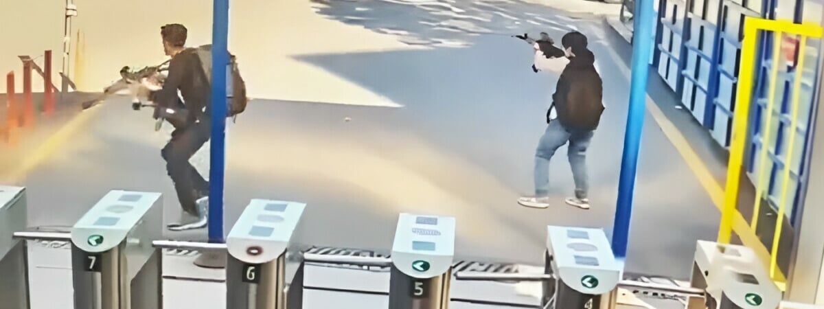 В Турции три смертника устроили теракт — 14 человек ранены — Видео