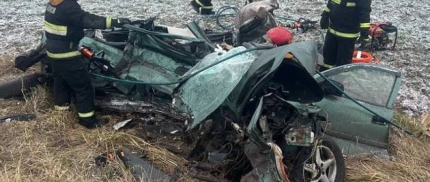 Легковушку расплющило в столкновении со встречной фурой на трассе М1