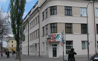 Этот дом в центре Бреста — межвоенный польский функционализм. Там продают интересную квартиру