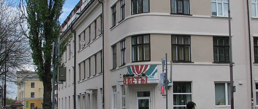 Этот дом в центре Бреста — межвоенный польский функционализм. Там продают интересную квартиру