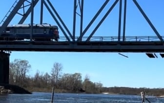 Действия машиниста электрички на мосту вызвали бурную дискуссию среди белорусов