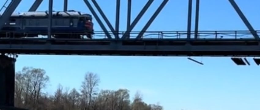 Действия машиниста электрички на мосту вызвали бурную дискуссию среди белорусов