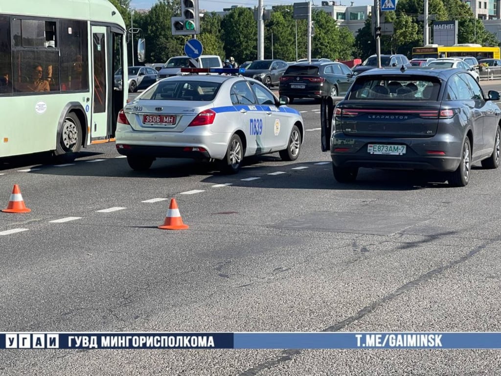 Перебегал дорогу на красный свет. В Минске водитель жестко сбил подростка