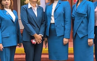 Голубые брюки, пиджак или сарафан. В одной из гимназий Беларуси ввели обязательную форму для учителей