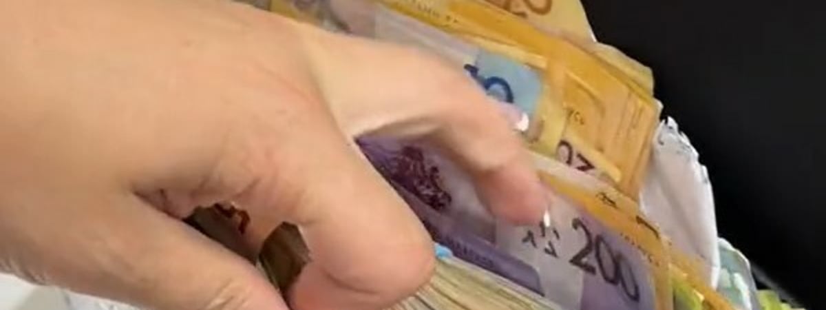 «Кем она работает?» — В TikTok показали забитую деньгами сумку клиентки белорусской маникюрщицы — Видео