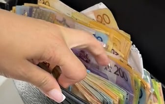 «Кем она работает?» — В TikTok показали забитую деньгами сумку клиентки белорусской маникюрщицы — Видео